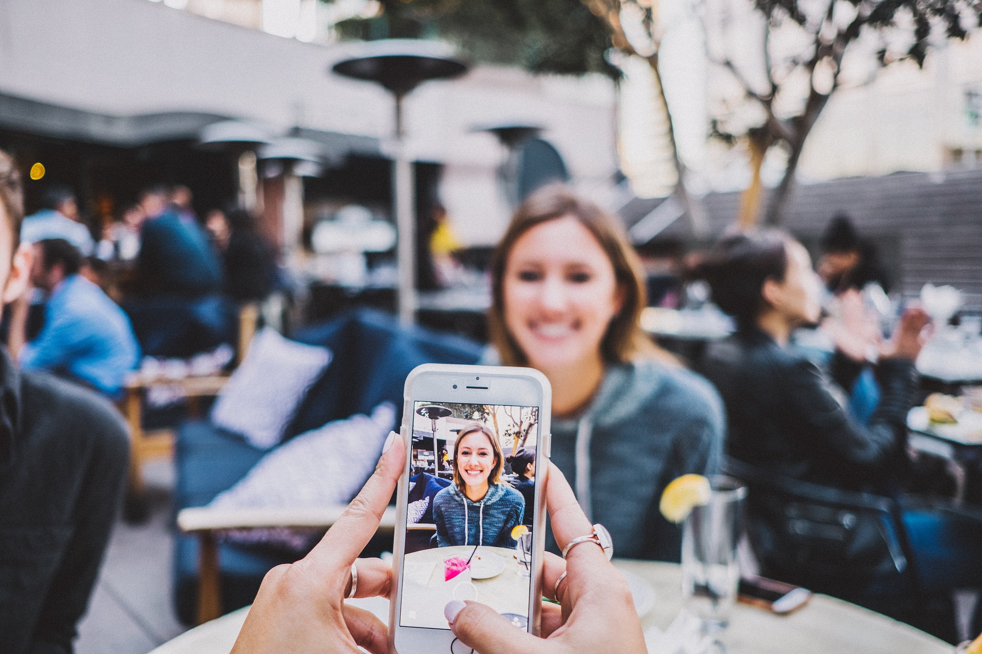 スマホで女性の写真を撮る人